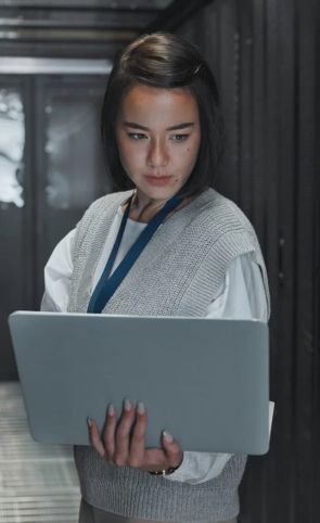 cyberarch-laptop-girl-engineer
                    
